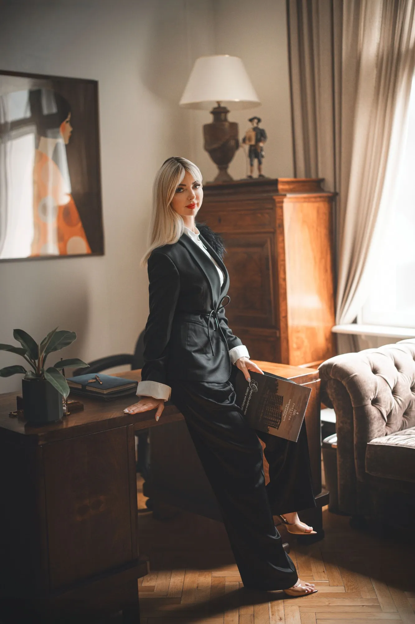 Iwona Kmiecik w gabinecie, sesja biznesowa