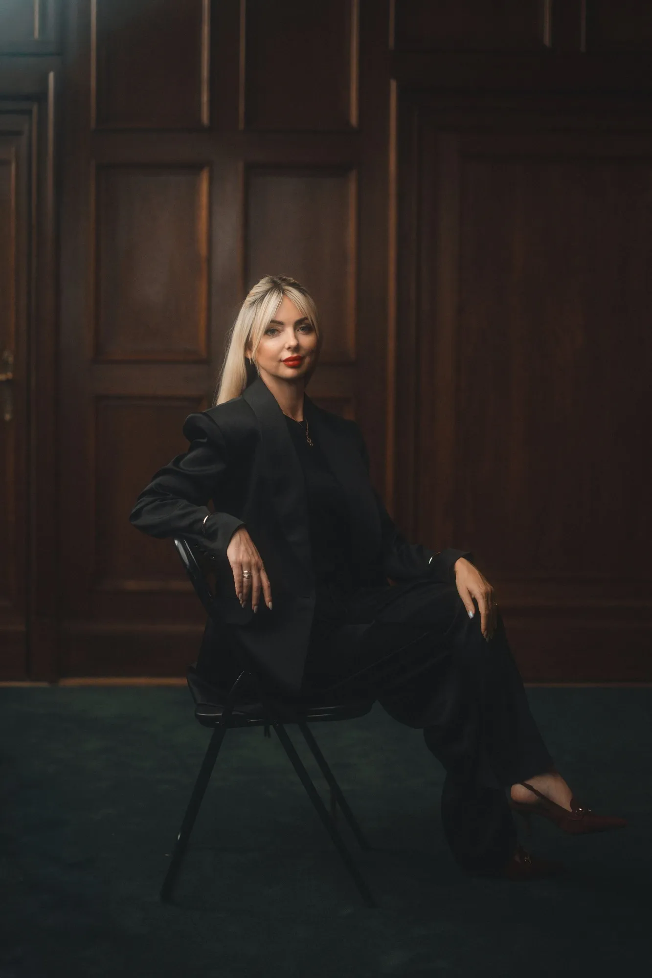 Iwona Kmiecik, portret we wnętrzu z drewnianą boazerią